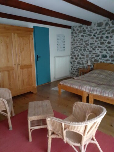 Yourte et chambres écolo en pleine nature, très calme, repas végé possible