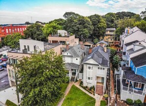 Exterior - Midtown Gem Just 1 Block to Piedmont Park! Free Parking & Private Entrance (Atlanta)