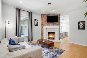 Living area - Midtown Gem Just 1 Block to Piedmont Park! Free Parking & Private Entrance (Atlanta)