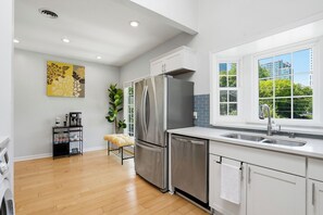 Fridge, microwave, oven, stovetop - Midtown Gem Just 1 Block to Piedmont Park! Free Parking & Private Entrance (Atlanta)