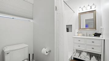 Regadera, secadora de cabello, bidet, toallas