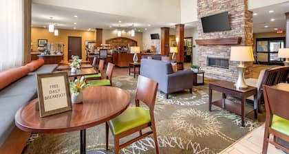 Queen Studio w/ Work Desk | Free Breakfast + Pool