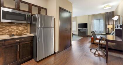 Queen Studio w/ Work Desk | Free Breakfast + Pool