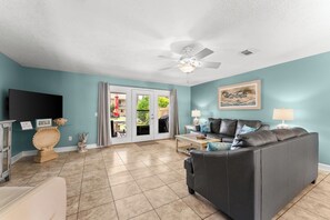 Living area - Darlene’s Lagoon Oasis w/2 King Beds & Coastal Vibes – 5 Mins to the Beach (Panama City Beach)