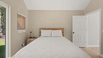 1 bedroom, desk, iron/ironing board, WiFi