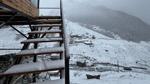 A snowy outdoor staircase leading to a building with large windows. - Gorgeous 1-bedroom cabin in peaceful Juta for a cozy escape (Juta)