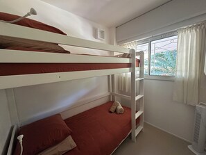 A bunk bed room with a window, a radiator, and a curtain. - La boîte à sardines 3* (Rayol-Canadel-sur-Mer)