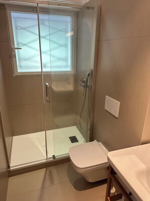 Shower, hair dryer, towels, soap - La boîte à sardines 3* (Rayol-Canadel-sur-Mer)