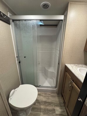 Een douche, een haardroger, handdoeken, zeep