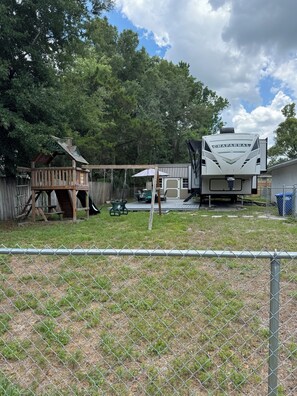 Property grounds - Beautiful 2-bedroom 2 bath 5th wheel in Homosassa FL. (Homosassa)