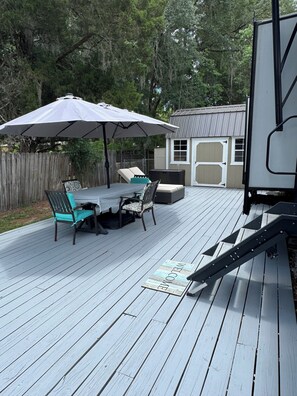 Outdoor dining - Beautiful 2-bedroom 2 bath 5th wheel in Homosassa FL. (Homosassa)