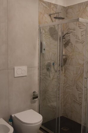 Een douche, gratis toiletartikelen, een haardroger, handdoeken