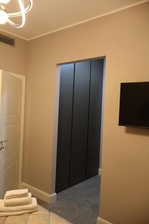 Deluxe driepersoonskamer, balkon, uitzicht op de binnenplaats | Interieur