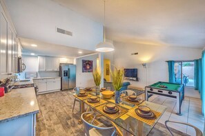 Games room - cozy villa with pool for families (Las Vegas)