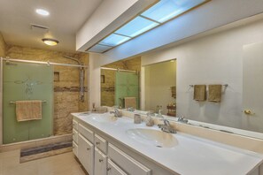 Shower, hair dryer, towels, soap - cozy villa with pool for families (Las Vegas)