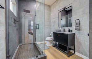 Dusche, Haartrockner, Handtücher, Shampoo