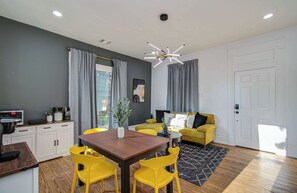 Interior - 1-BD/1-BA Urban Convenience, Mins to DT (Sleeps 2) (Houston)