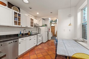 Private kitchen - Stylish 1BR w/ Outdoor Lounge Near Downtown Newark, EWR & Penn Station (Newark)