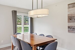 Dining - Mountain View 3BDR: Steps to BM Village & Slopes (The Blue Mountains)