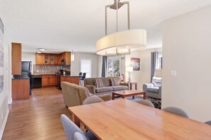 TV, fireplace - Mountain View 3BDR: Steps to BM Village & Slopes (The Blue Mountains)