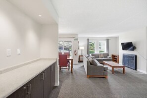 TV, fireplace - Village Side 3BDR | New Kitchen & Private Patio (The Blue Mountains)