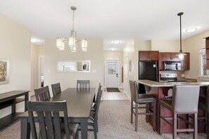 Dining - Private End-Unit: Golf Views & Steps to Village (The Blue Mountains)