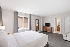 Iron/ironing board, WiFi, bed sheets - Village Steps | 3BDR Loft with Cathedral Ceilings (The Blue Mountains)