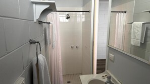 Bathroom - Highland View Studio -  Lakes Entrance (Lakes Entrance)