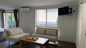 Living area - Highland View Studio -  Lakes Entrance (Lakes Entrance)