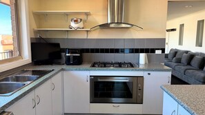 Private kitchen - Highland View House - Lakes Entrance (Lakes Entrance)
