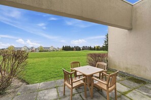 Outdoor dining - Ground-Floor Home with Sauna on Monterra Golf (The Blue Mountains)
