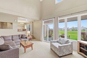 TV, fireplace - Ground-Floor Home with Sauna on Monterra Golf (The Blue Mountains)