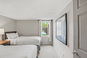 Iron/ironing board, WiFi - Ground-Floor Home with Sauna on Monterra Golf (The Blue Mountains)