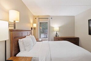 Iron/ironing board, WiFi, bed sheets - Bright 3BDR Condo - Golf Course Views, Close to BM (The Blue Mountains)