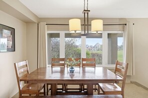Dining - Bright 3BDR Condo - Golf Course Views, Close to BM (The Blue Mountains)