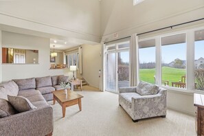 TV, fireplace - Bright 3BDR Condo - Golf Course Views, Close to BM (The Blue Mountains)