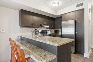 Fridge, microwave, oven, stovetop - Chateau Ridge Ski-In/Ski-Out: Minutes to Village (The Blue Mountains)