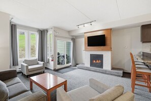 TV, fireplace - Chateau Ridge Ski-In/Ski-Out: Minutes to Village (The Blue Mountains)