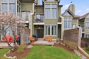 Terrace/patio - Chateau Ridge Ski-In/Ski-Out: Minutes to Village (The Blue Mountains)