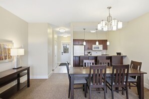 Dining - Fairway Front Row: Village Access - Pool & Hot Tub (The Blue Mountains)