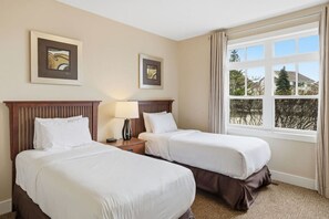 Iron/ironing board, WiFi, bed sheets - Fairway Front Row: Village Access - Pool & Hot Tub (The Blue Mountains)