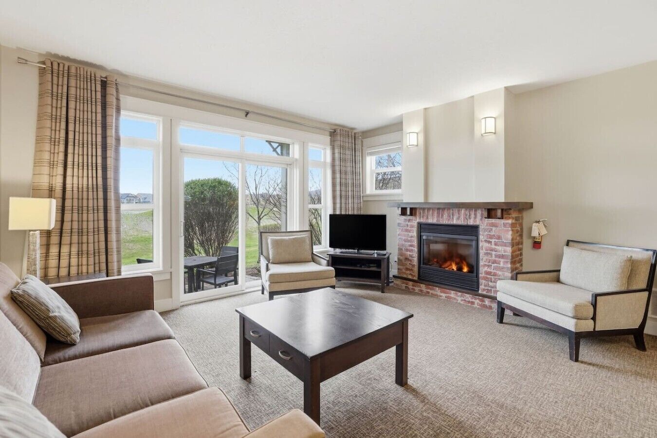TV, fireplace