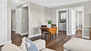 Una sala de estar moderna con comedor, cocina y distribución abierta.