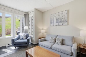 TV, fireplace - Chateau Ridge Ground Floor: 2BDR Mountainside Unit (The Blue Mountains)