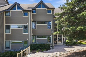 Exterior - Chateau Ridge Ground Floor: 2BDR Mountainside Unit (The Blue Mountains)