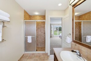 Bathroom - Birdie’s Eye View: Steps to Village & Golf (The Blue Mountains)