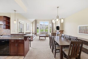 Dining - Birdie’s Eye View: Steps to Village & Golf (The Blue Mountains)