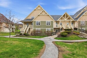 Exterior - Birdie’s Eye View: Steps to Village & Golf (The Blue Mountains)