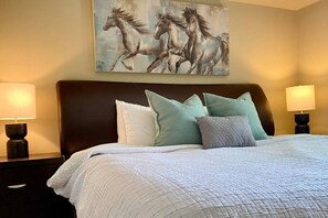 2 bedrooms, desk, WiFi, bed sheets - Bluebird Bay | Lake | Outdoor Pool | Hot Tub | Gym (Invermere)