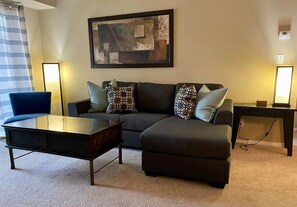TV - Bluebird Bay | Lake | Outdoor Pool | Hot Tub | Gym (Invermere)